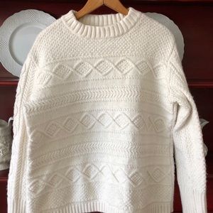 Vineyard Vines white sweater size medium